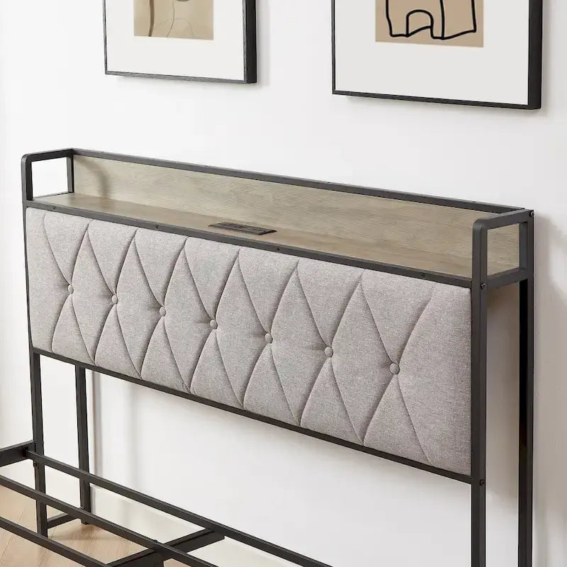 Letto matrimoniale grigio con stazione di ricarica