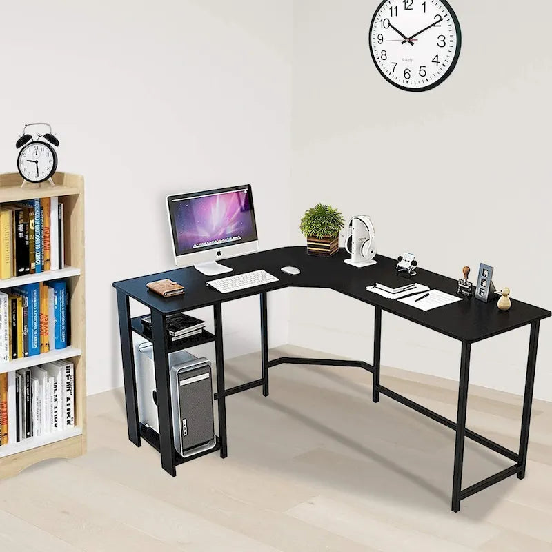 Scrivania moderna per PC da gaming a L con struttura in legno e nera per studio in ufficio domestico