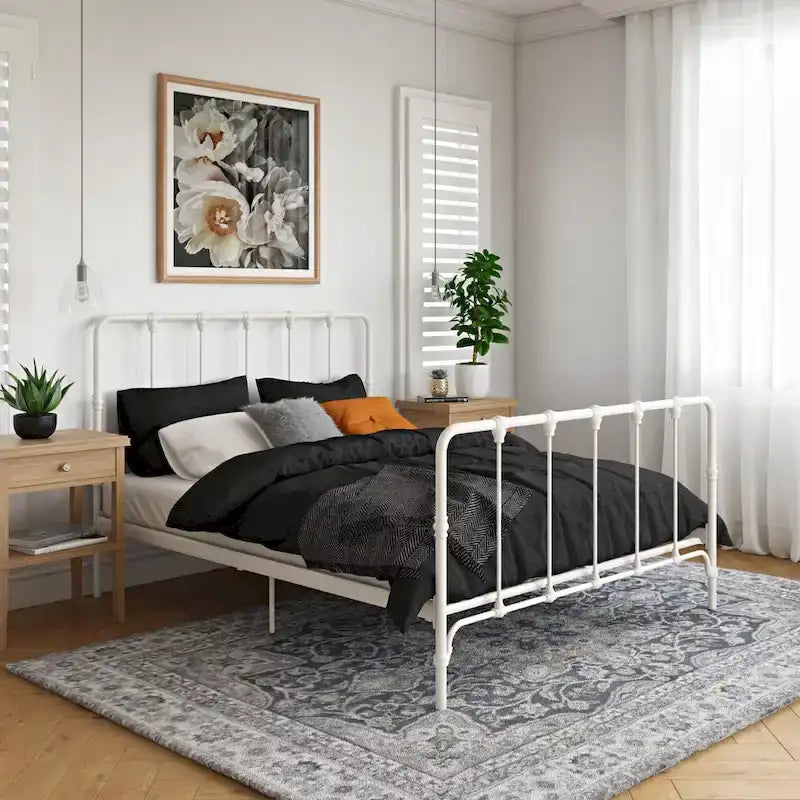 Letto in metallo stile rustico con testiera ricurva e dettagli a pinnacolo vintage