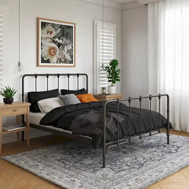 Letto in metallo stile rustico con testiera ricurva e dettagli a pinnacolo vintage