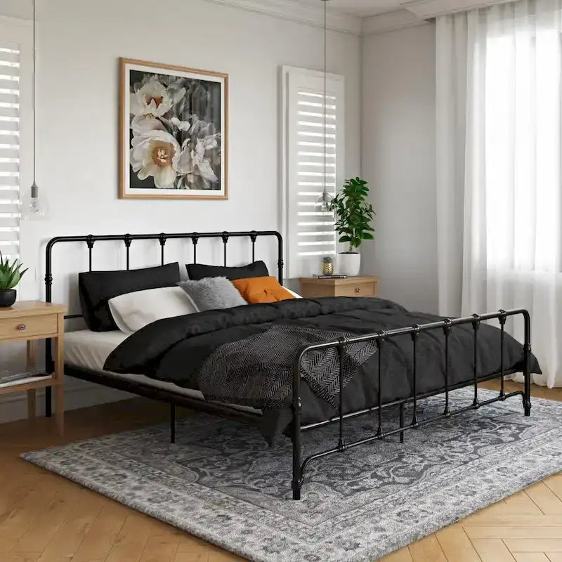 Letto in metallo stile rustico con testiera ricurva e dettagli a pinnacolo vintage