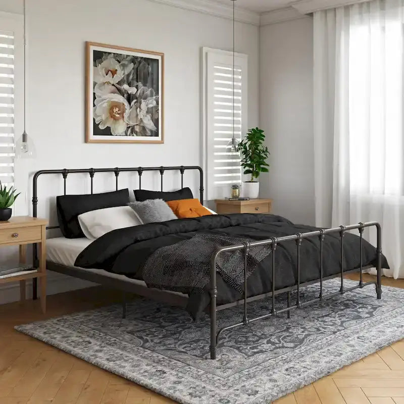 Letto in metallo stile rustico con testiera ricurva e dettagli a pinnacolo vintage