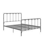 Letto in metallo stile rustico con testiera ricurva e dettagli a pinnacolo vintage