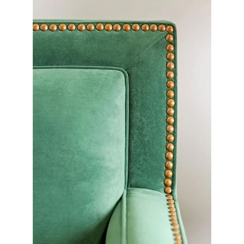 Divano imbottito in tessuto verde di transizione con borchie decorative
