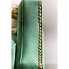 Divano imbottito in tessuto verde di transizione con borchie decorative