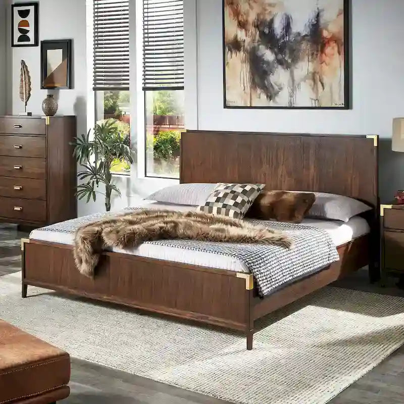 Letto a piattaforma a profilo basso con staffe ad accento oro in stile Campaign