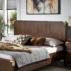 Letto a piattaforma a profilo basso con staffe ad accento oro in stile Campaign