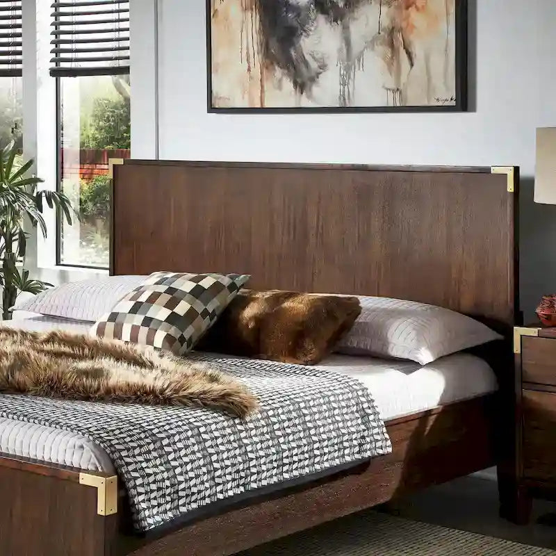 Letto a piattaforma a profilo basso con staffe ad accento oro in stile Campaign