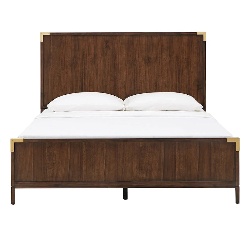 Letto a piattaforma a profilo basso con staffe ad accento oro in stile Campaign