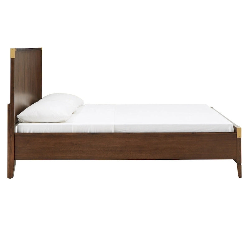 Letto a piattaforma a profilo basso con staffe ad accento oro in stile Campaign