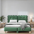 Letto matrimoniale imbottito con struttura in legno e doghe, con gambe di supporto