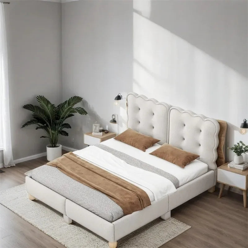 Letto matrimoniale imbottito con struttura in legno e doghe, con gambe di supporto