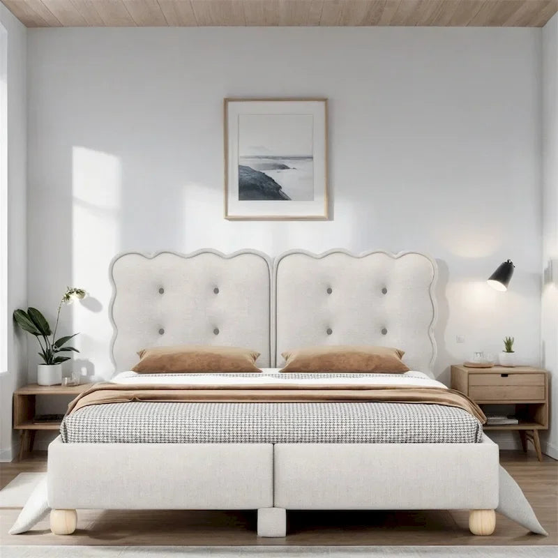 Letto matrimoniale imbottito con struttura in legno e doghe, con gambe di supporto