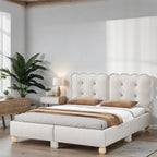 Letto matrimoniale imbottito con struttura in legno e doghe, con gambe di supporto