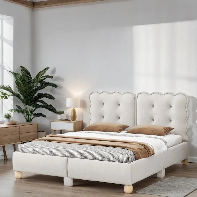 Letto matrimoniale imbottito con struttura in legno e doghe, con gambe di supporto