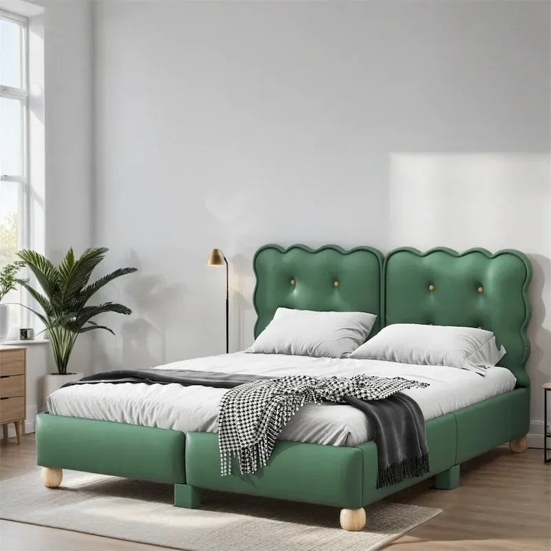 Letto matrimoniale imbottito con struttura in legno e doghe, con gambe di supporto