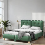 Letto matrimoniale imbottito con struttura in legno e doghe, con gambe di supporto