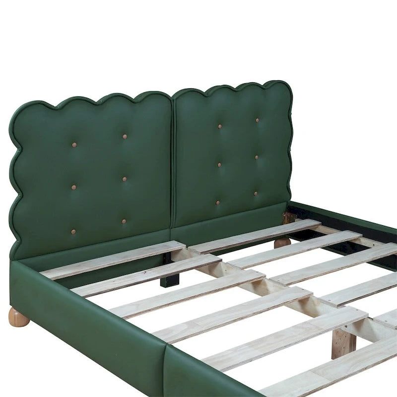 Letto matrimoniale imbottito con struttura in legno e doghe, con gambe di supporto