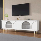 Elegante consolle multimediale con maniglie dorate e ante in vetro a coste ad arco