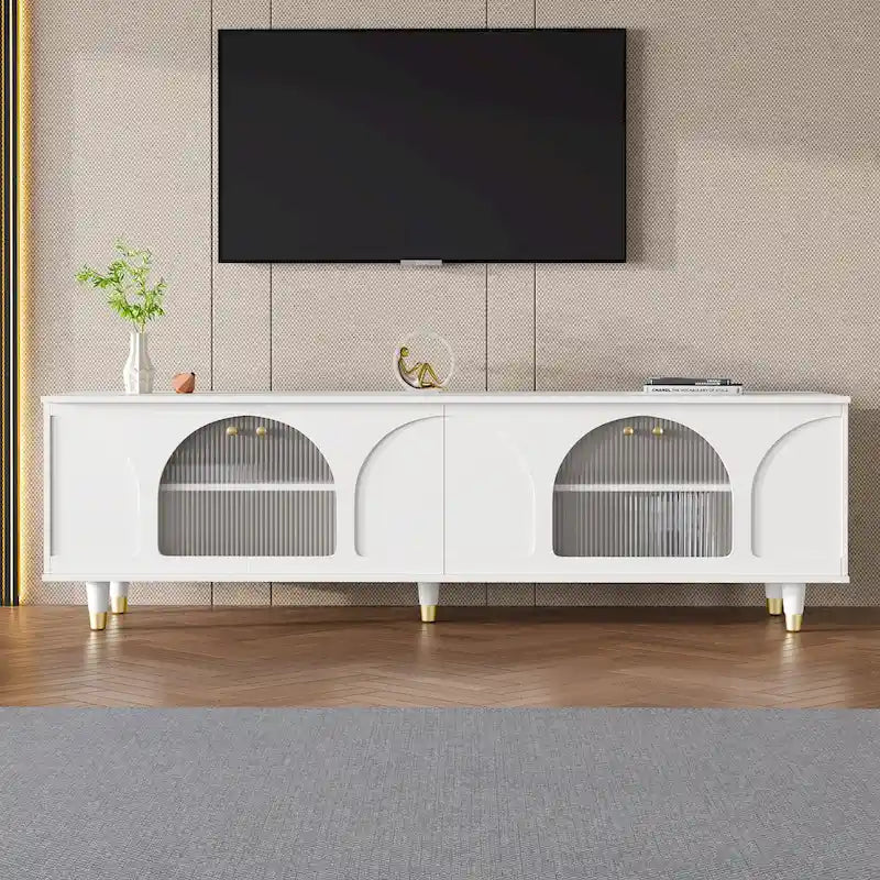 Elegante consolle multimediale con maniglie dorate e ante in vetro a coste ad arco